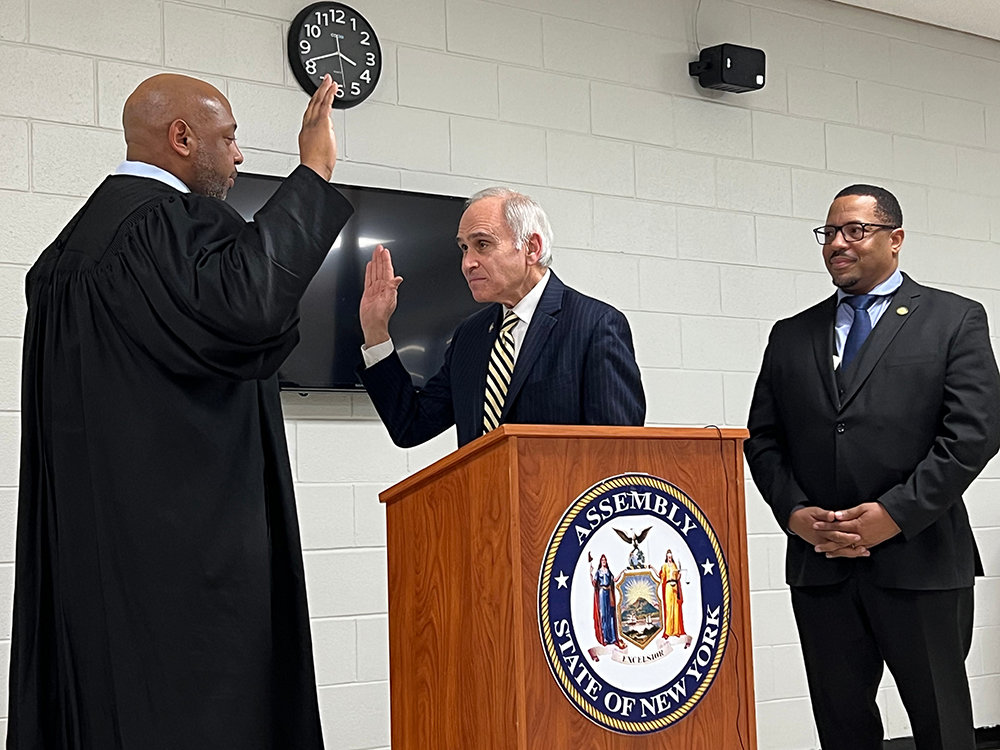 Judge  E. Loren Williams leads Assemblyman Jonathan Jacobson as he takes the oath of office for the 104th Assembly District alongside Mayor Torrance Harvey.